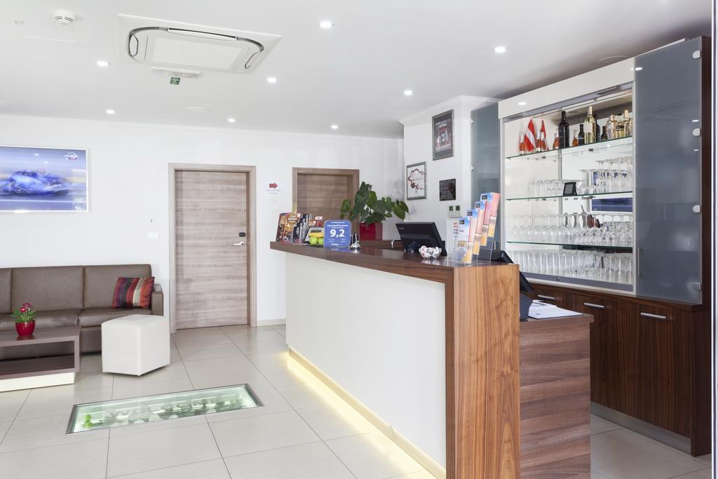 Primus Hotel & Apartments Wina Bagian luar foto